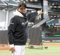 　ＳＨＩＮＪＯボードを指さす新庄監督（撮影・中島達哉）