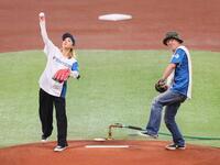 ファーストピッチセレモニーで投球するＤｏ　Ａｓ　Ｉｎｆｉｎｉｔｙ・伴都美子（左）とＤｏ　Ａｓ　Ｉｎｆｉｎｉｔｙ・大渡亮（撮影・中島達哉）