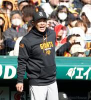 選手交代を告げる阿部監督（撮影・西田忠信）