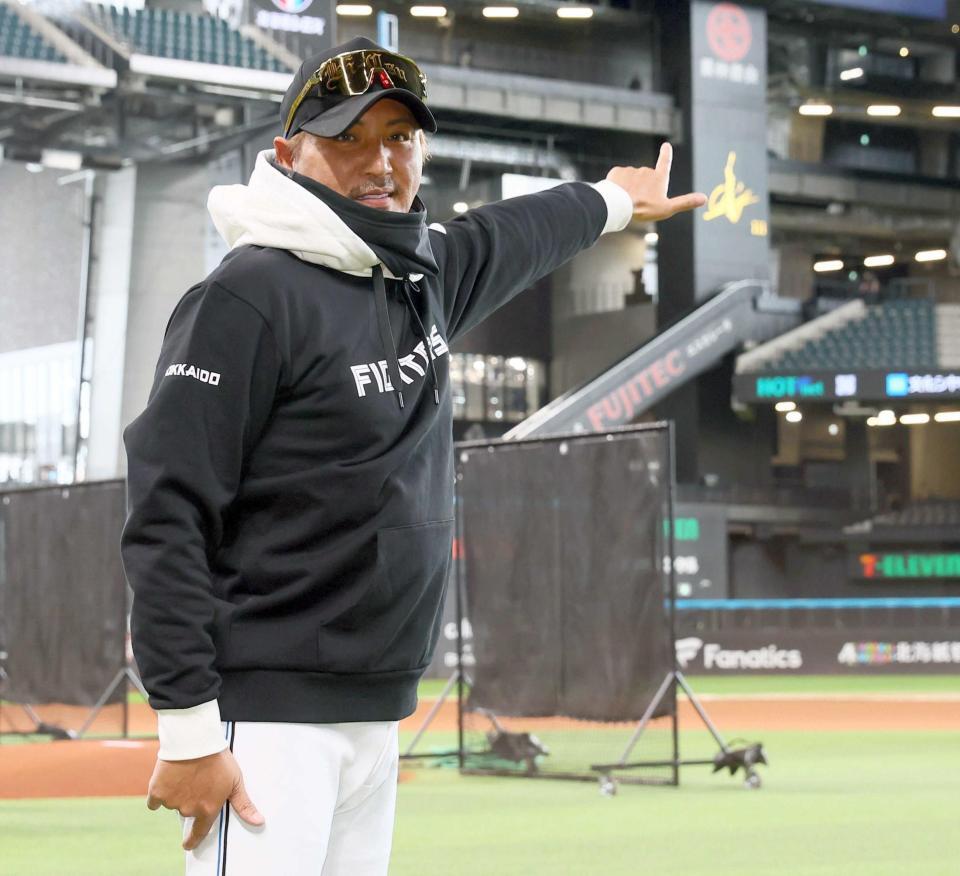 　ＳＨＩＮＪＯボードを指さす新庄監督（撮影・中島達哉）