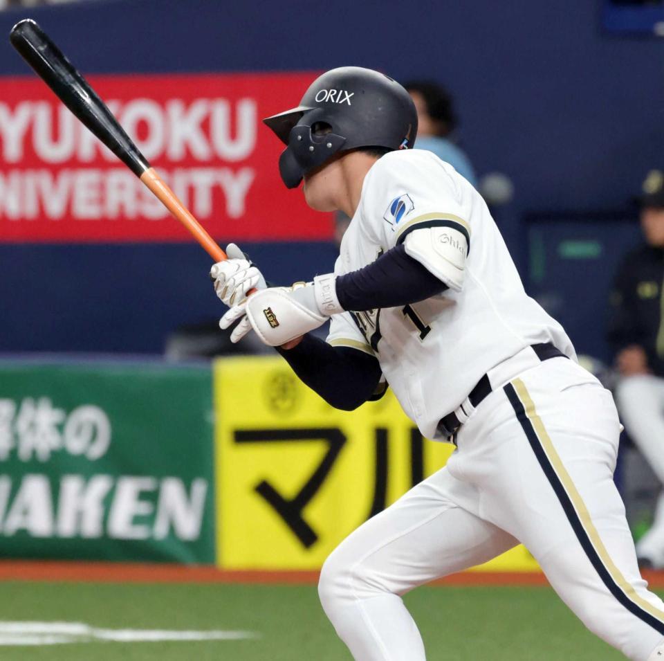 　１回、先制打を放つ太田（撮影・坂部計介）