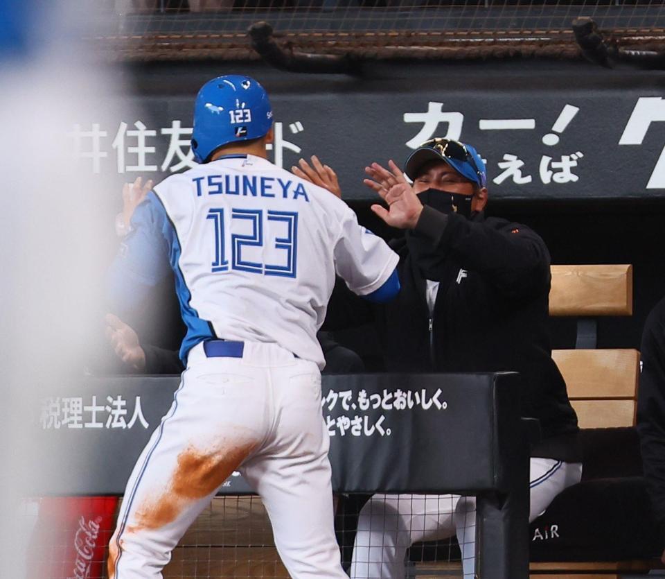 生還した常谷（左）を迎える新庄監督（撮影・中島達哉）