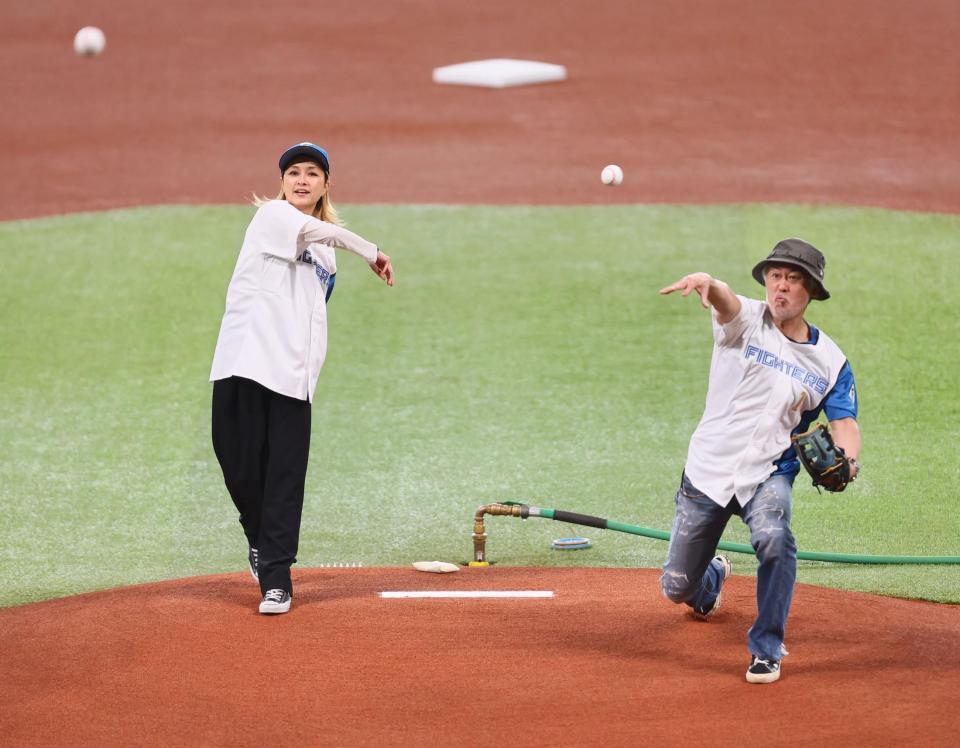 ファーストピッチセレモニーで投球するＤｏ　Ａｓ　Ｉｎｆｉｎｉｔｙ・伴都美子（左）とＤｏ　Ａｓ　Ｉｎｆｉｎｉｔｙ・大渡亮（撮影・中島達哉）