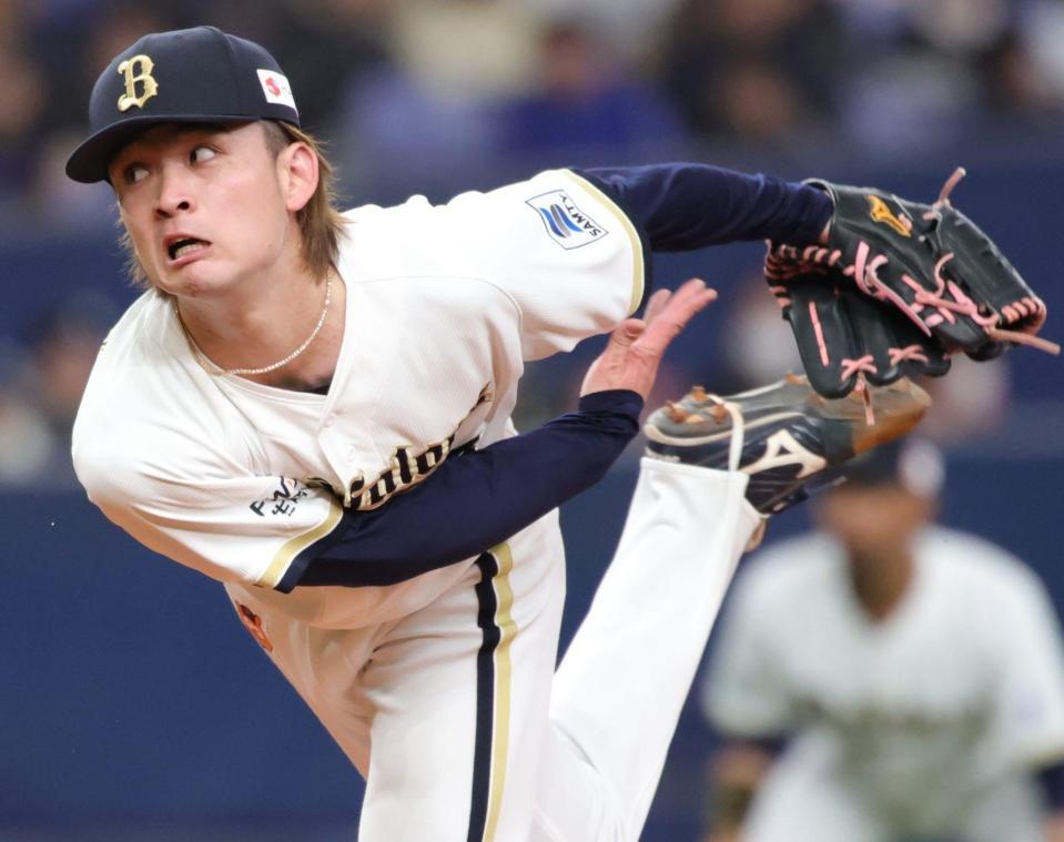 　田嶋の後を受け、力投する寺西（撮影・坂部計介）