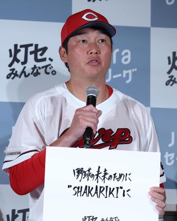 メッセージを書いた新井監督（撮影・佐々木彰尚）