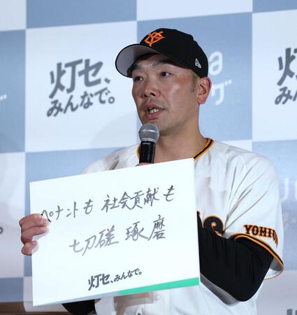 メッセージを書いた阿部監督（撮影・佐々木彰尚）