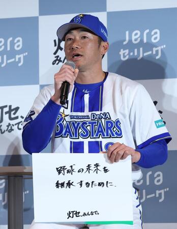 メッセージを書いた相川監督（撮影・佐々木彰尚）