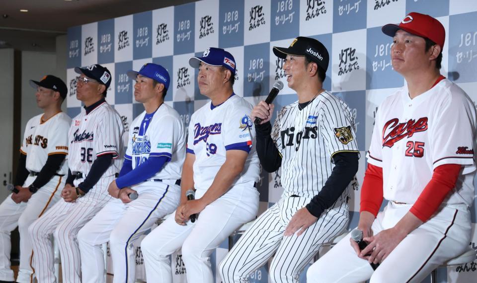 質問に答える藤川監督（右から２人目）＝撮影・佐々木彰尚