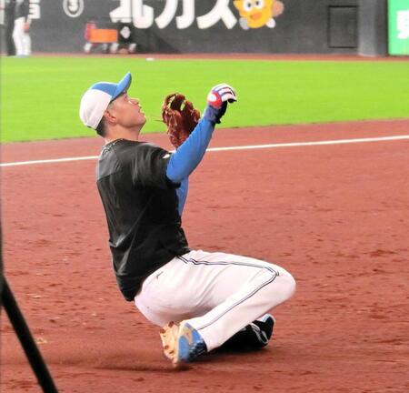 　スライディングキャッチの練習をする常谷