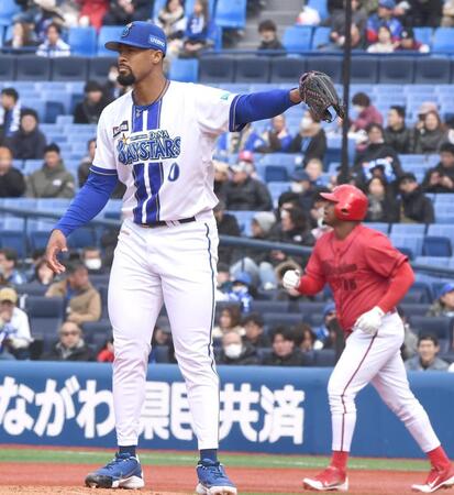 ２回２者連続四球でピンチを迎えたデュプランティエ（撮影・園田高夫）