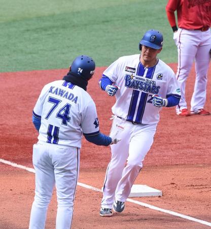 ２回、逆転２ランを放ち河田コーチに迎えられる筒香（右）＝撮影・園田高夫