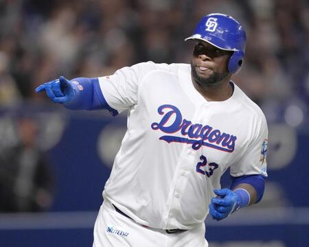 　２回、左越えに２ランを放ち、ポーズをとるサノー