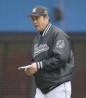 試合前、メンバー表交換を行ったサブロー監督（撮影・開出牧）