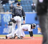 ３回、高部の投ゴロで二塁に滑り込みセーフの判定も、アウトと勘違いしベースを離れタッチアウトとなった友杉（後方）＝撮影・開出牧