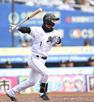 ３回、同点の中前適時打を放つ藤原（撮影・開出牧）