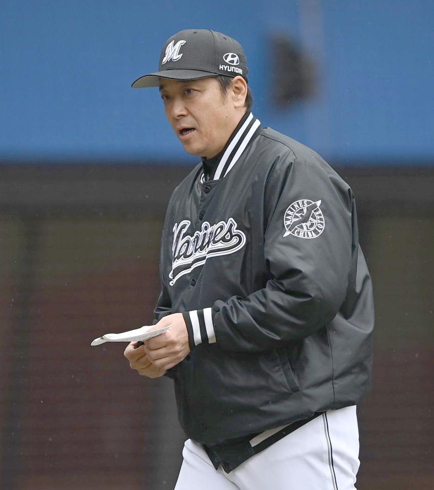 試合前、メンバー表交換を行ったサブロー監督（撮影・開出牧）