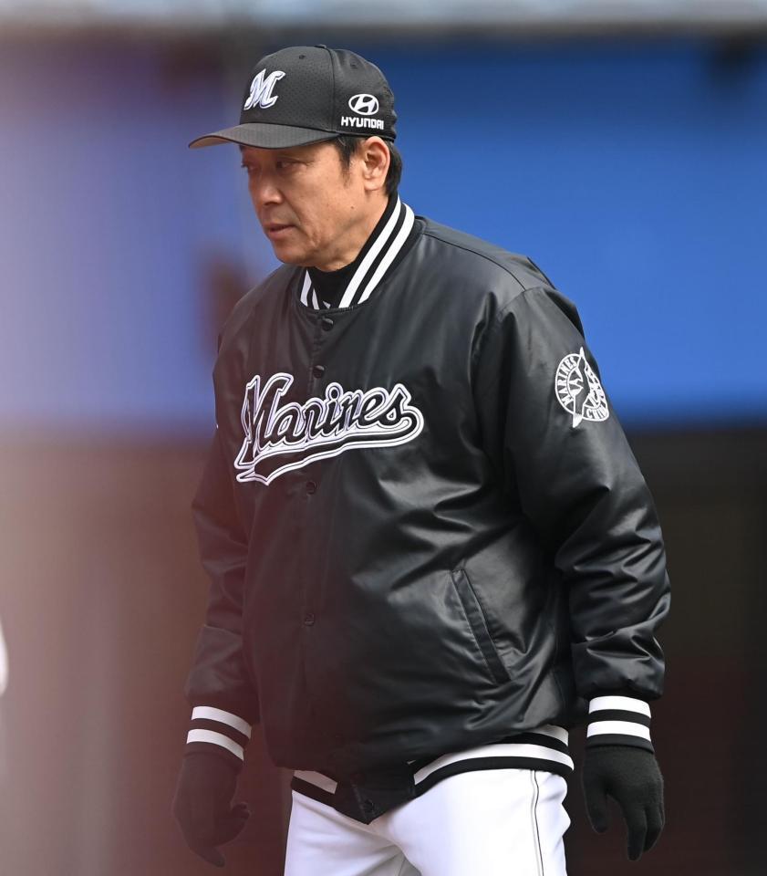 ４回、選手の交代を告げたサブロー監督（撮影・開出牧）