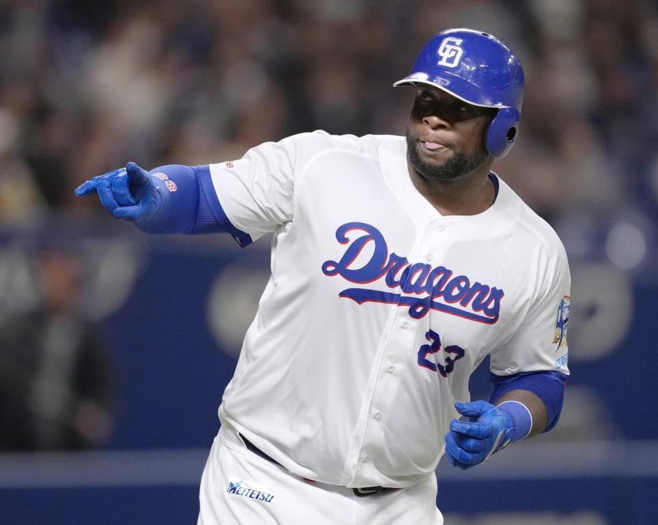 　２回、左越えに２ランを放ち、ポーズをとるサノー