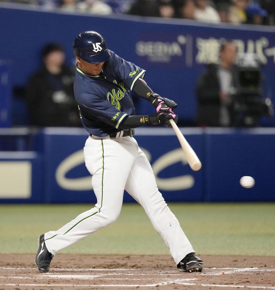 　２回、左前に適時打を放つ伊藤