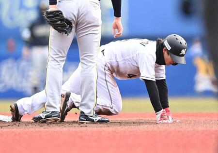 　３回、セーフの判定も、アウトと勘違いしベースを離れタッチアウトとなった友杉（撮影・開出牧）