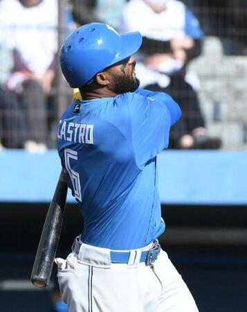 カストロは左越えに先制２ランを放つ（撮影・佐藤厚）