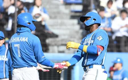 カストロ（右）は左越えに先制２ランを放ち、西川（左）に迎えられる（撮影・佐藤厚）