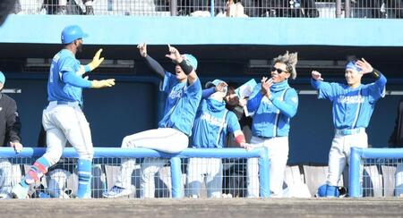 カストロ（左）は左越えに先制２ランを放ち、ナインに迎えられる（撮影・佐藤厚）