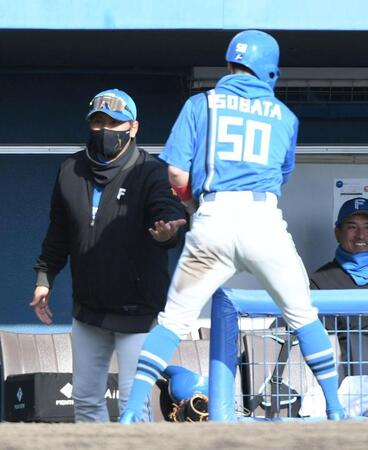 生還した五十幡（右）を出迎える新庄監督（撮影・佐藤厚）