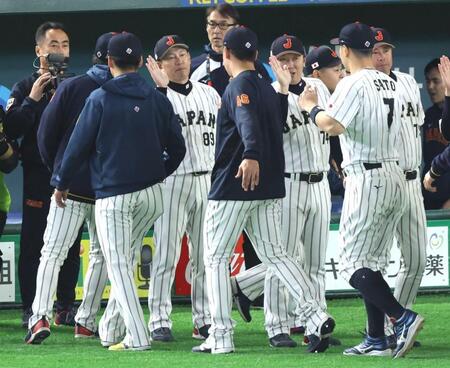 ナインを迎える井端監督＝１０日