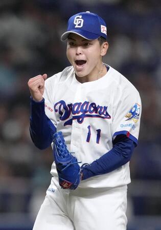 　９回、最後の打者を空振り三振に仕留め、ガッツポーズする中西