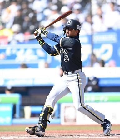 先制の左越え適時二塁打を放つ宗（撮影・開出牧）