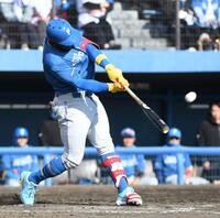 カストロは左越えに先制２ランを放つ（撮影・佐藤厚）