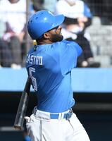 カストロは左越えに先制２ランを放つ（撮影・佐藤厚）