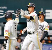 １回、満塁本塁打を放ちタッチする秋広（中央）