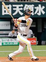 １回、右中間に満塁本塁打を放つ秋広