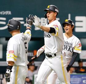 １回、満塁本塁打を放ちタッチする秋広（中央）