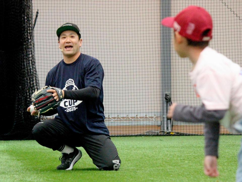 　昨年１１月、仙台市での野球教室で小学生とキャッチボールする田中将