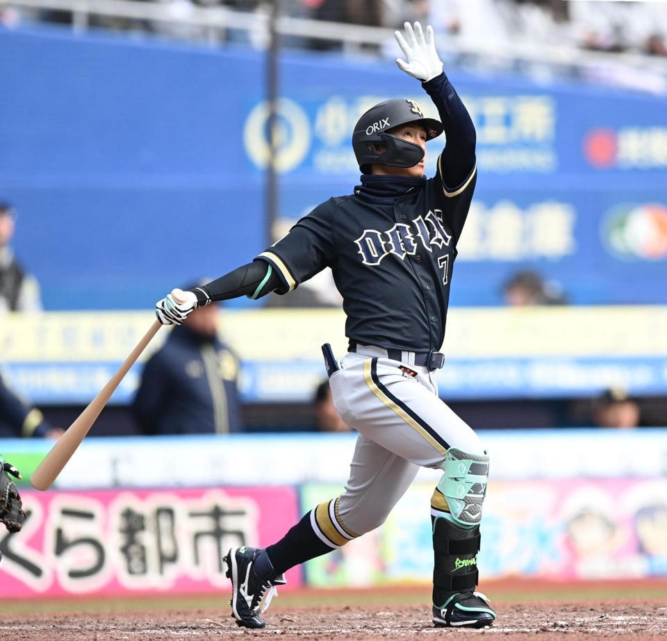 ４回、勝ち越しの右越えソロを放つ西川（撮影・開出牧）