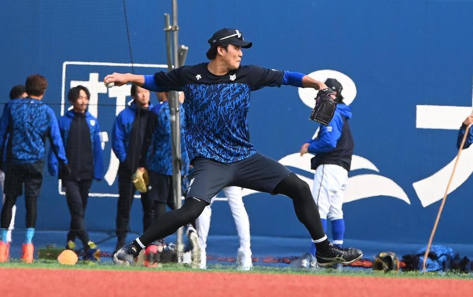 キャッチボールで調整する藤浪（撮影・園田高夫）