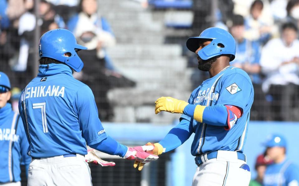 カストロ（右）は左越えに先制２ランを放ち、西川（左）に迎えられる（撮影・佐藤厚）