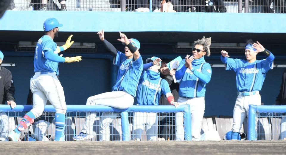 カストロ（左）は左越えに先制２ランを放ち、ナインに迎えられる（撮影・佐藤厚）