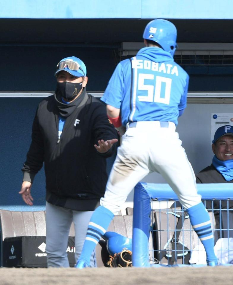 生還した五十幡（右）を出迎える新庄監督（撮影・佐藤厚）