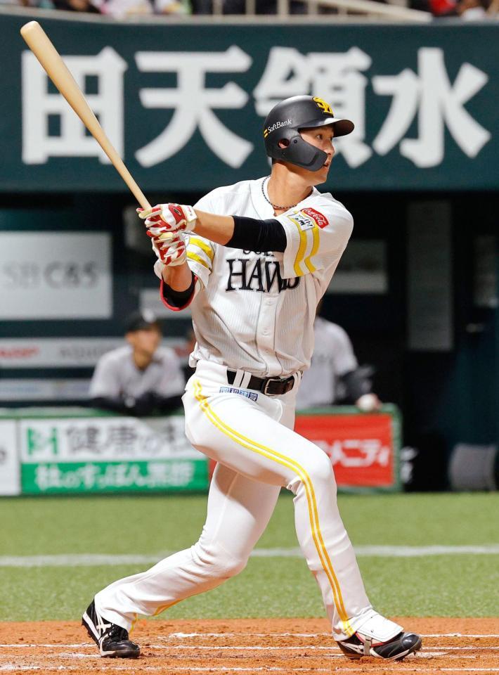 １回、右中間に満塁本塁打を放つ秋広