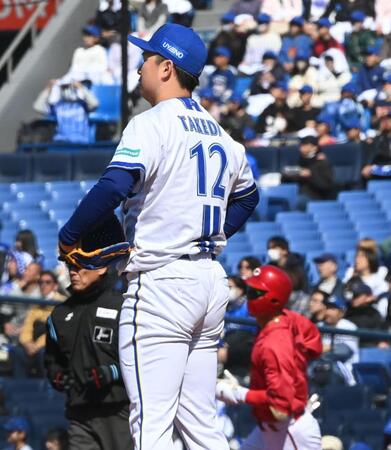 ３回、中村奨の先制２ランを浴びガックリする竹田（撮影・園田高夫）