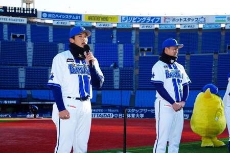 子どもたちを前にあいさつする山本（左）＝球団提供