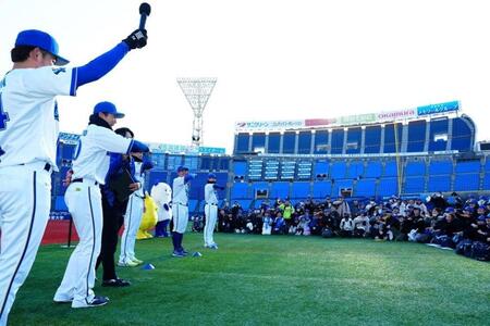 「デスターシャ！」で盛り上がる選手と児童（球団提供）
