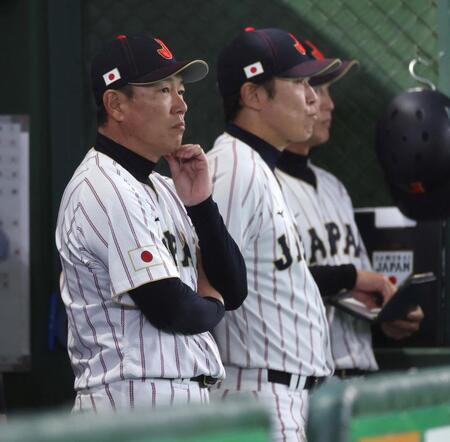 侍ジャパン・井端弘和監督（左）＝８日撮影