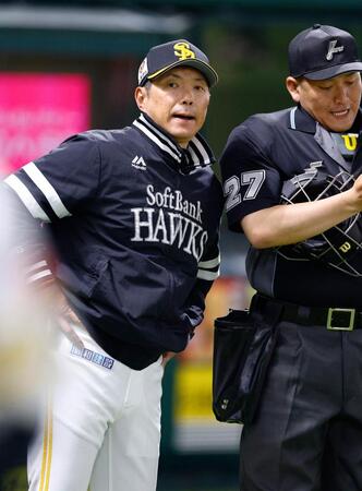 選手交代を告げるソフトバンク・小久保監督