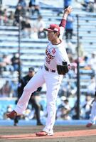 日本ハム打線を相手に力投する西口（撮影・佐藤厚）