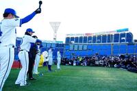 「デスターシャ！」で盛り上がる選手と児童（球団提供）